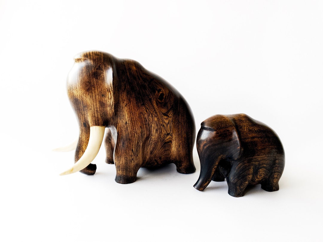 木彫りのマンモスの像、手彫りのマンモスの置物、ミニマルな