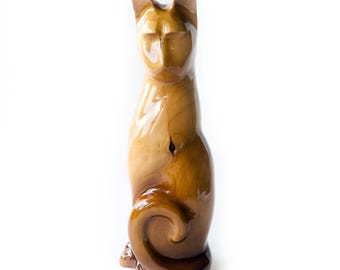 Figura de gato alto sentado, tallada a mano en madera.