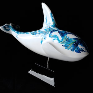 Wood Carving Killer Whale Statue, HandCarved Killer Whale Figurine, Minimalistic Cat Sculpture, Natural Wood Figurine, Painted Pattern Whale