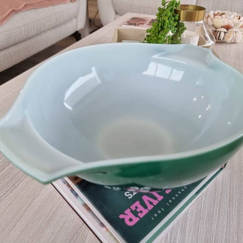 JAJ Shamrock Large Mixing Bowl, Pyrex Clover Leaf Chip n Dip. Rare Collectable Pyrex, Made in England. shops