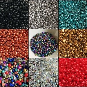 Op de afbeelding: Assortiment van kleurrijke sprinkles in verschillende vormen en maten. De sprinkles zijn gerangschikt in tien verschillende secties, elk met een andere kleur en textuur. De sprinkles zijn perfect voor het decoreren van cakes, cupcakes, koekjes en andere desserts.