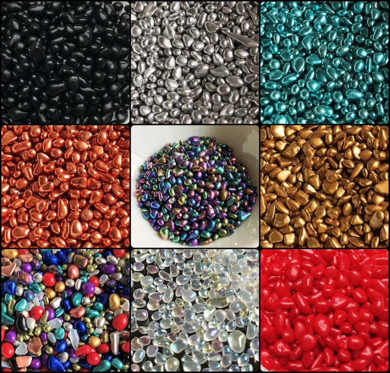 Op de afbeelding: Assortiment van kleurrijke sprinkles in verschillende vormen en maten. De sprinkles zijn gerangschikt in tien verschillende secties, elk met een andere kleur en textuur. De sprinkles zijn perfect voor het decoreren van cakes, cupcakes, koekjes en andere desserts.