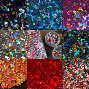 Pu&ograve; includere: Assortimento di glitter iridescente colorato in varie tonalit&agrave; di blu, verde, rosso, rosa e oro. Il glitter &egrave; disposto in una griglia, con ogni quadrato che contiene un colore diverso.