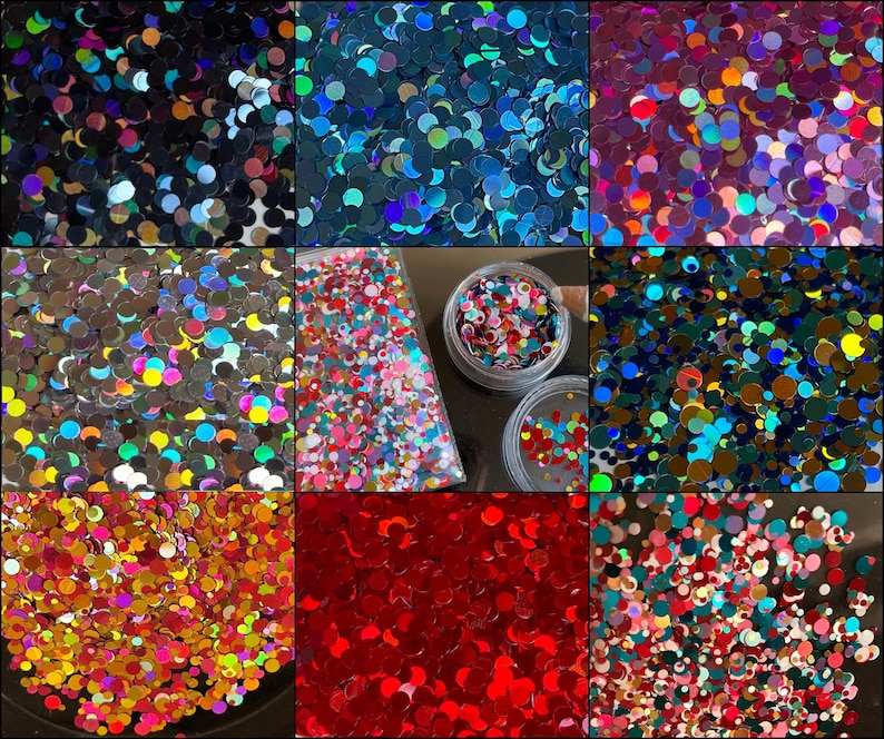 Pu&ograve; includere: Assortimento di glitter iridescente colorato in varie tonalit&agrave; di blu, verde, rosso, rosa e oro. Il glitter &egrave; disposto in una griglia, con ogni quadrato che contiene un colore diverso.