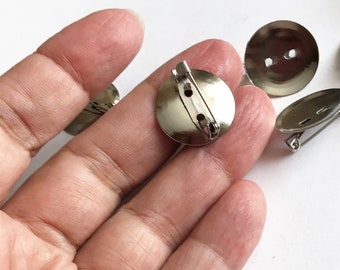 Silberfarbene Broschen mit runder Schleife und Cabochon-Fassung, 20 mm Durchmesser (passend für 18 mm Durchmesser).