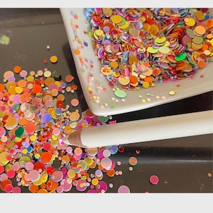Hologramme, mélange de tailles, points, paillettes, arc-en-ciel transparent et paillettes opaques