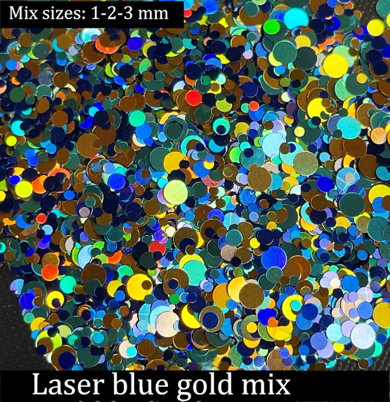 Pu&ograve; includere: Un mix di glitter iridescente blu, oro, verde e rosso in varie dimensioni, che vanno da 1 a 3 millimetri. Il testo "Mix sizes: 1-2-3 mm" e "Laser blue gold mix" &egrave; visibile nell'immagine.