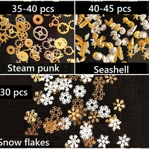 Op de afbeelding: Assortiment van gouden en zilveren metalen bedels. De bedels omvatten tandwielen, schelpen en sneeuwvlokken. De bedels worden verkocht in verpakkingen van 30, 35-40 en 40-45 stuks. De bedels zijn ge&euml;tiketteerd met "Steam punk", "Seashell" en "Snow flakes".