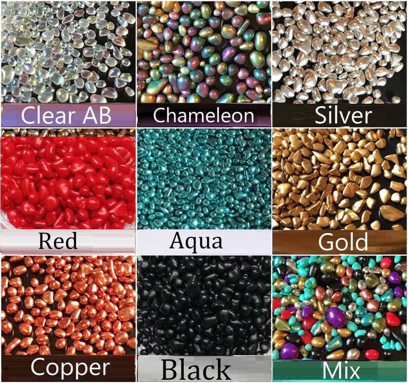 Op de afbeelding: Assortiment van glazen kralen in verschillende kleuren, waaronder helder, kameleon, zilver, rood, aqua, goud, koper, zwart en een mix van kleuren. De kralen zijn klein en hebben een afgeronde vorm.