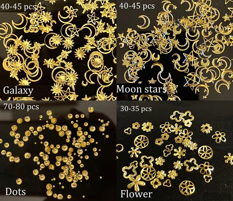 Op de afbeelding: Vier sets gouden nagelcharms op een zwarte achtergrond. De eerste set is gelabeld "Galaxy" en bevat 70-80 stuks sterren, manen en zonnen. De tweede set is gelabeld "Moon stars" en bevat 40-45 stuks manen en sterren. De derde set is gelabeld "Dots" en bevat 70-80 stuks kleine gouden stippen. De vierde set is gelabeld "Flower" en bevat 30-35 stuks gouden bloemvormen.