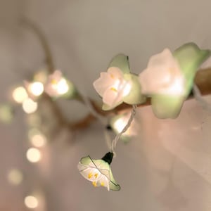 Guirnalda de luces de flores blancas y verdes hechas a mano: decoración para bodas en el patio (110 V)