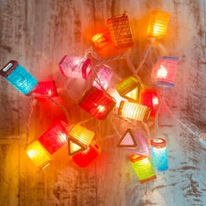 Lanterne primaverili colorate in carta di gelso con geometria per feste e decorazioni, luci fatate, luci a stringa (35 luci calde UL)