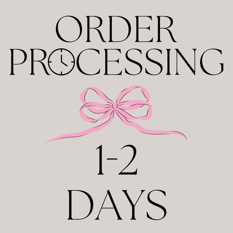 Może przedstawiać: Jasnoszary znak graficzny z czarnym napisem ORDER PROCESSING, w kt&oacute;rym ikona zegara zastępuje literę O. Poniżej wyśrodkowana jest jasnor&oacute;żowa kokarda, a pod nią znajduje się czarny napis 1-2 DAYS wyraźną, pogrubioną czcionką szeryfową.