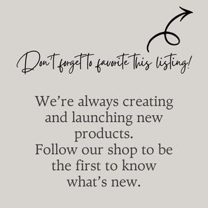 Może przedstawiać: Jasnoszara grafika z czarnym tekstem o treści: Don't forget to favorite this listing! We're always creating and launching new products. Follow our shop to be the first to know what's new. Czarna, odręcznie narysowana strzałka wskazuje w prawy g&oacute;rny r&oacute;g.