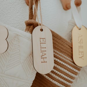 Etiquetas para medias navideñas, etiquetas para regalos navideños, etiquetas con nombre ovaladas personalizadas, etiquetas de madera para medias, etiquetas con nombre para festividades, etiquetas para medias grabadas