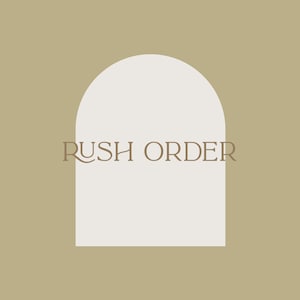Puede incluir: Un arco blanco con el texto "RUSH ORDER" en letras marrones sobre un fondo marr&oacute;n claro.