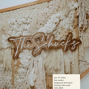 Puede incluir: Un letrero de madera con el texto "The Schucks" en letras blancas sobre un fondo de nogal oscuro. El letrero mide 91,44 cm de largo y tiene agujeros a&ntilde;adidos para colgarlo.