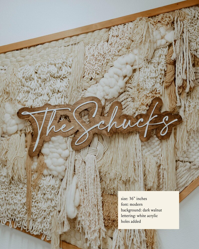 Puede incluir: Un letrero de madera con el texto "The Schucks" en letras blancas sobre un fondo de nogal oscuro. El letrero mide 91,44 cm de largo y tiene agujeros a&ntilde;adidos para colgarlo.