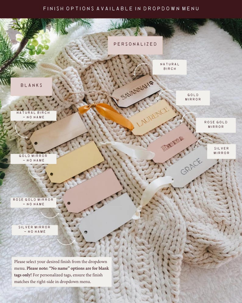 Op de afbeelding: Twee cr&egrave;mekleurige, grof gebreide kousen gepresenteerd met diverse rechthoekige cadeaulabels. De labels zijn verkrijgbaar in natuurlijke berk, goudspiegel, ros&eacute;goudspiegel en zilverspiegel afwerkingen, sommige met gegraveerde namen zoals Savannah en Grace.