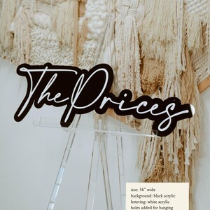Puede incluir: Un letrero de acr&iacute;lico negro con letras blancas que dice "The Prices" en un caballete de acr&iacute;lico transparente. El letrero tiene 91,44 cm de ancho y tiene agujeros para colgar.