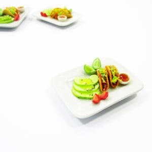 1:6 Dollhouse Miniatures Food Chicken Tacos Grilled Lunch Dinner Food on Plate Tiny Mini Doll Food Accessory Decoration Party Supply 16211