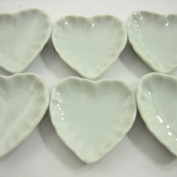 6 White Heart Plates Dishes 3cm Dollhouse Miniature Kitchen Ceramic Supply 12601