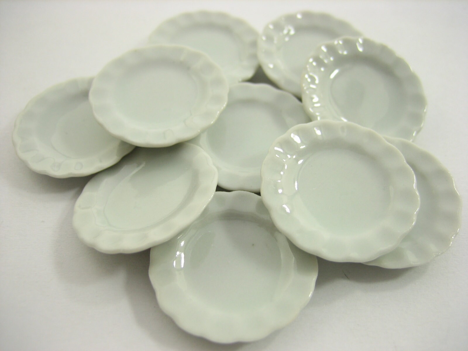 10x25 mm White Edge Scalloped Plate Dollhouse Miniatures Ceramic Supply Deco 10x25 mm White Edge Scalloped Plate Dollhouse Miniatures Ceramic Supply Deco