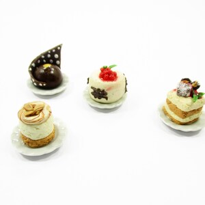 Dollhouse Miniatures Food 1:12 Mini Luxury Cake On Ceramic 4 Plates Supply 13934