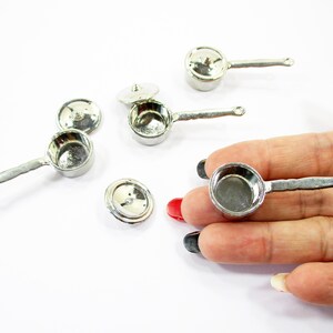 Miniatur-Topfdeckel im Maßstab 1:12, Puppenhaus-Küchenaccessoire aus silbernem Metall