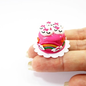 Miniatura de bolo arco-íris em nuvem rosa, escala 1:12, 2 cm, para casa de bonecas, confeitaria, pequenos encantos doces.