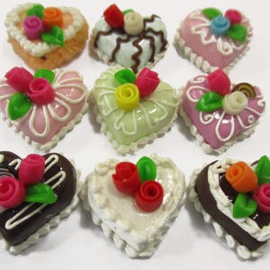 Puppenhaus Miniatur Lebensmittel Kuchen 9 gemischte Rosenblume Mini Kuchen 1,5 cm Bäckerei 16079
