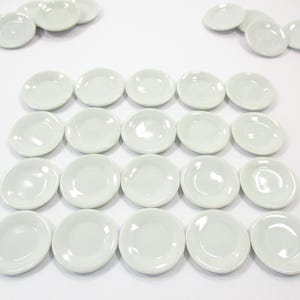 20 keramiska vita runda tallrikar köksredskap 2,5 cm dockhusminiatyr 10854