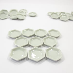 10 Mini piatti esagonali bianchi in ceramica per casa delle bambole, cucina in miniatura 13262