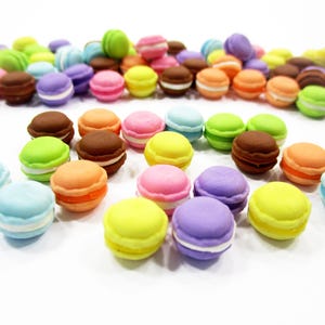 20 Miniature Macaron Macaroon Puppenhaus Bäckerei Miniatur Kekse Miniatur Süßes Essen Zubehör Puppenhaus Lebensmittel Versorgung Cookies Charms 3608