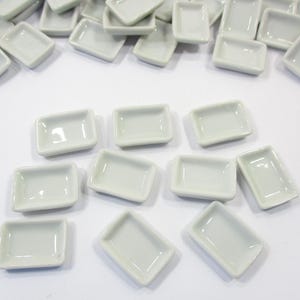 15 x 20 mm 10 Vit Rektangulär Tallrik Skål Dockhus Miniatyr Keramik Supply 10824