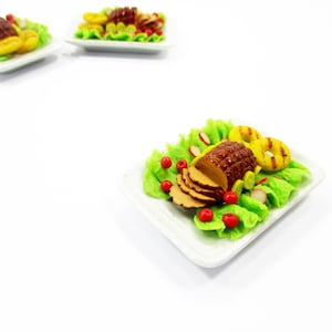Dollhouse Miniature Food Glaze Roast Ham with Pineapple Doll Mini Tiny Grill Barbecue Meat Food on Plate Decoration Collection Set 1:6 16235