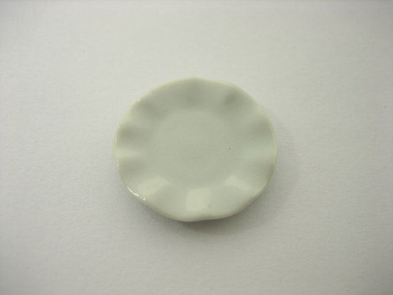 10x25 mm White Edge Scalloped Plate Dollhouse Miniatures Ceramic Supply Deco 10x25 mm White Edge Scalloped Plate Dollhouse Miniatures Ceramic Supply Deco