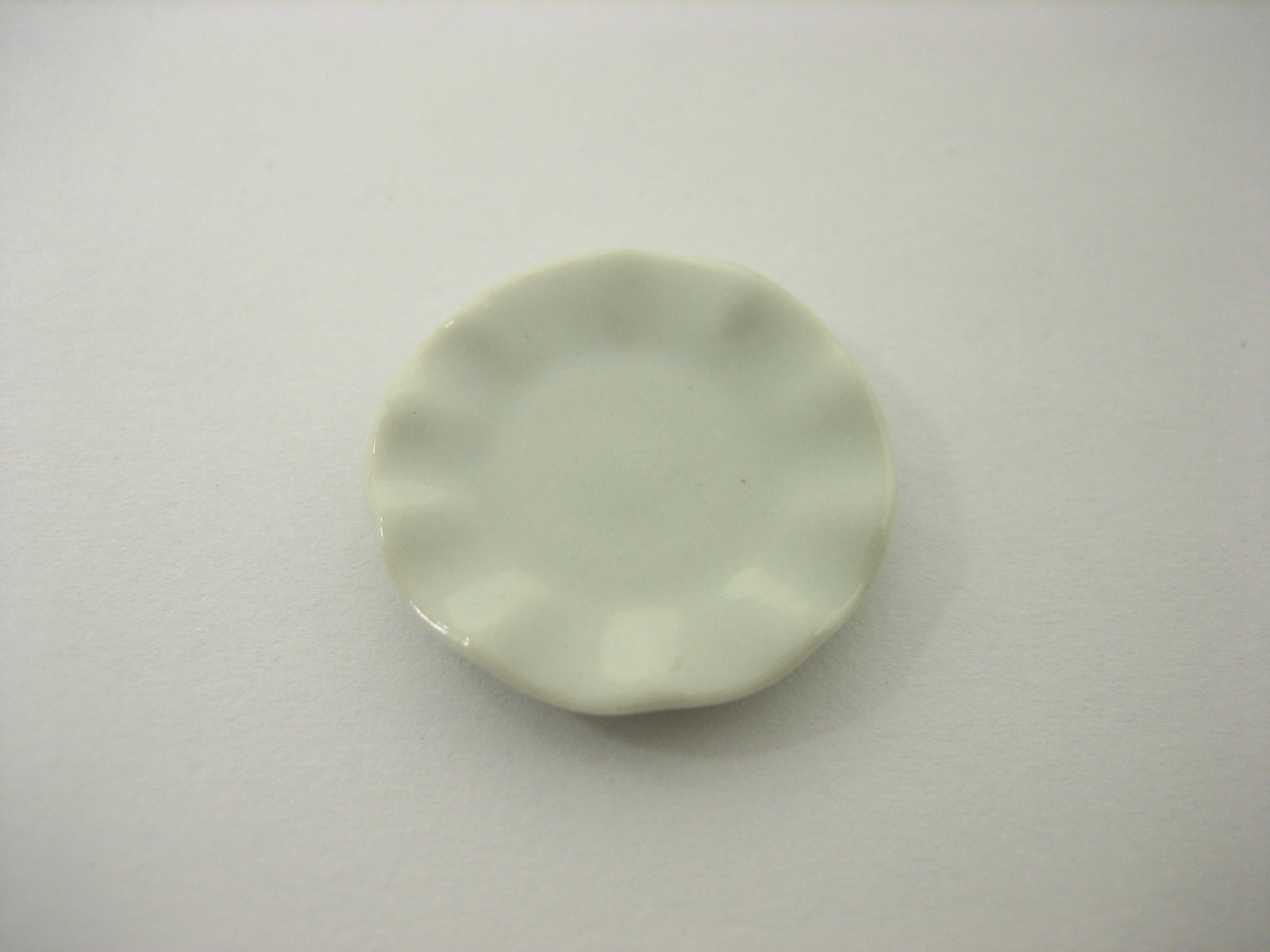 10x25 mm White Edge Scalloped Plate Dollhouse Miniatures Ceramic Supply Deco 10x25 mm White Edge Scalloped Plate Dollhouse Miniatures Ceramic Supply Deco