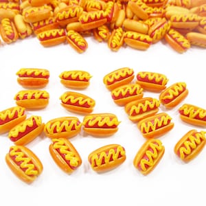 Lote de 20 figuras de perritos calientes en miniatura de arcilla a escala 1/12: accesorio de comida para panadería de casa de muñecas.