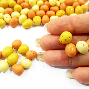 Lote al por mayor de 100 miniaturas de patata de arcilla para casa de muñecas a escala 1/12: Suministro de amuletos vegetales