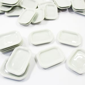 10 assiettes rectangulaires octogonales blanches 25 x 35 pour maison de poupée miniature en céramique 11955