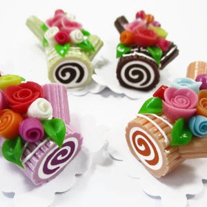4 pasteles de rollo de tronco de colores variados con flores y rosas, miniaturas para casa de muñecas, comida y panadería 16485