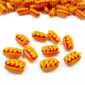 Set van 10 kleien hotdogs voor poppenhuizen: miniatuur voedselaccessoire decoratie (schaal 1/12).