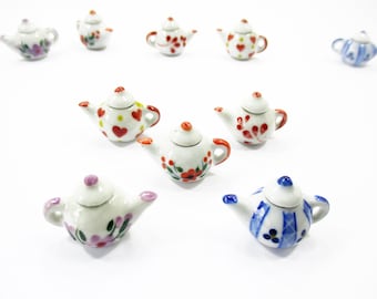 Juego de 5 cafeteras y teteras surtidas de cerámica en miniatura para casa de muñecas (12945)
