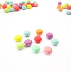 10 Stück Puppenhaus Macaron Miniature Macaroon Handmade Miniatur Essen Lot Party Accessoire Puppenhaus Bäckerei Dekoration Schmuck Versorgung Charms 13585