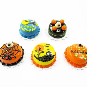 Dollhouse Miniature 5 Halloween Cakes 20 mm: 1/12 Clay Bakery Food Charms Supply
