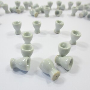 10 hueveras blancas para casa de muñecas, miniaturas de cerámica para el desayuno, huevos duros, suministro 12671