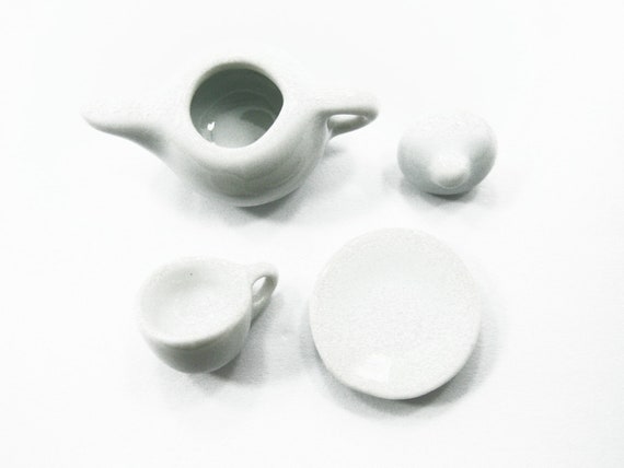 10x25 mm White Edge Scalloped Plate Dollhouse Miniatures Ceramic Supply Deco 10x25 mm White Edge Scalloped Plate Dollhouse Miniatures Ceramic Supply Deco