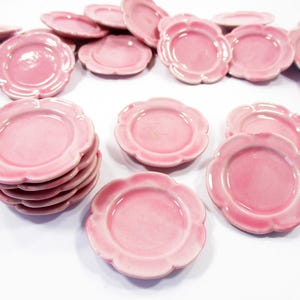 Miniaturowy domek dla lalek, przybory kuchenne, ceramiczne, 9 różowych talerzy w kształcie muszelek, 4 cm, 1:6, 2356