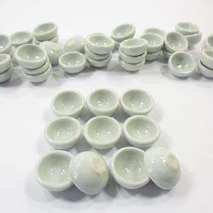 Neue 10 x 15 mm Weiße Runde Schalen Puppenhaus Miniaturen Küche Keramik 10593